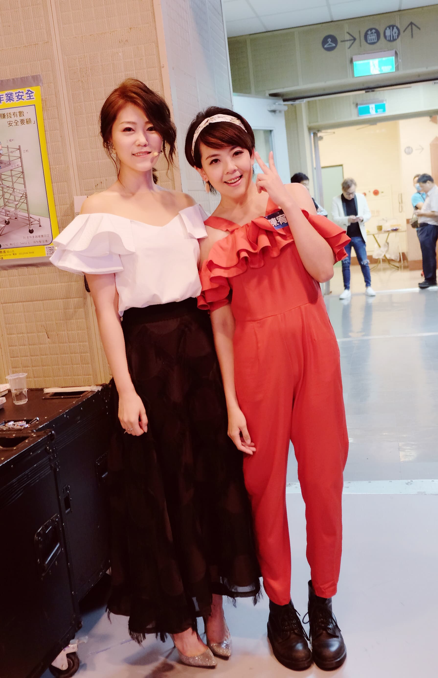 這張「兩個女孩」的照片是兩個穿著漂亮衣服的女生,她們站在一起微笑,看起來很開心。