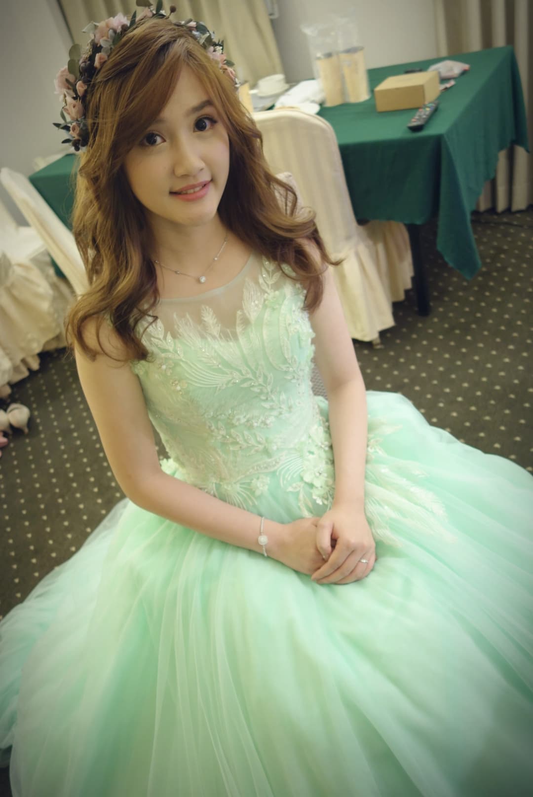 這張「婚禮」的照片是一位穿著淺綠色蓬裙禮服的新娘,頭戴花環,露出甜蜜笑容。