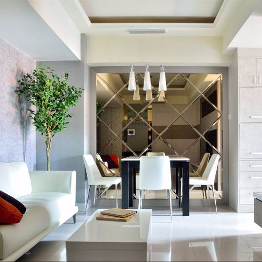 這張「現代風格客廳」的照片是一間佈置精美的客廳,以白色為基調,搭配鏡面牆,營造寬敞明亮的視覺效果。中間擺放著一張白色沙發和一張玻璃茶几,方便家人朋友聚會。牆上掛著一盆綠色植物,增添生機和自然氣息。