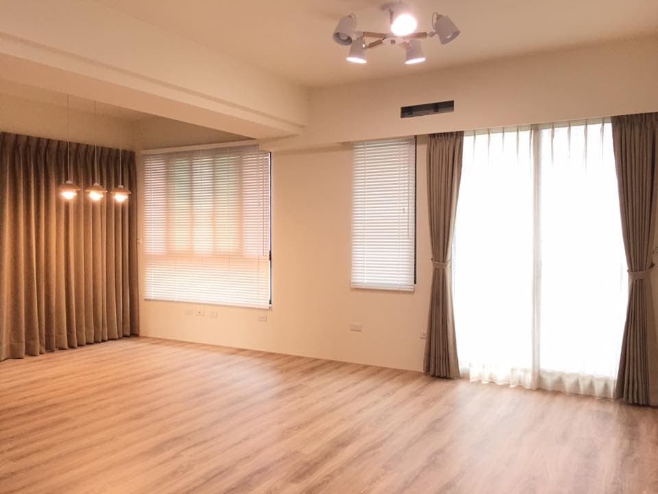 1) 這是一張室內照片,顯示一個客廳,其中有木地板、窗戶、窗簾、燈具和白色的天花板