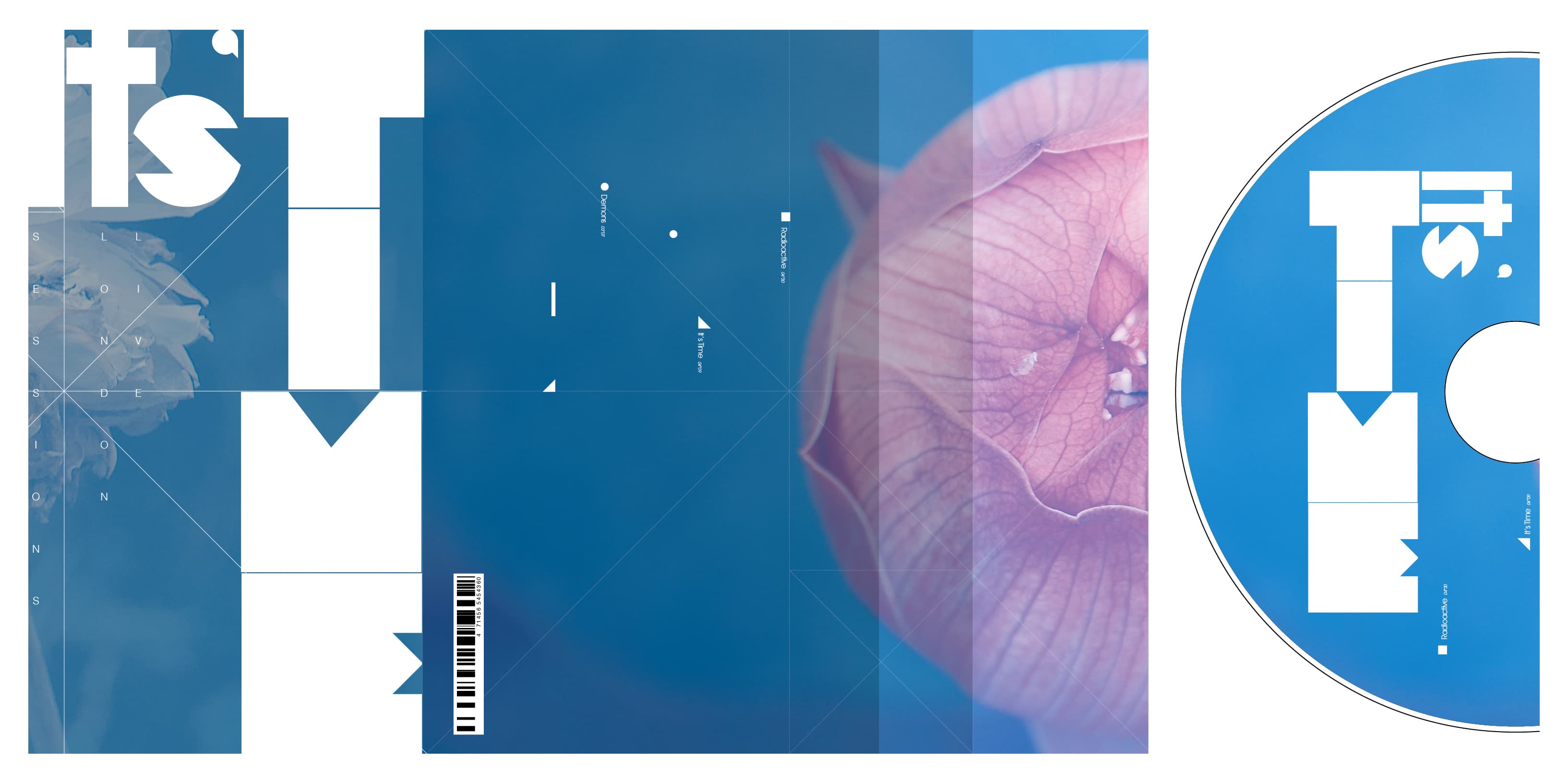 這張照片是一個光碟封面,上面有一朵粉紅色的花朵,花瓣在藍色背景上非常突出,顯得格外美麗。