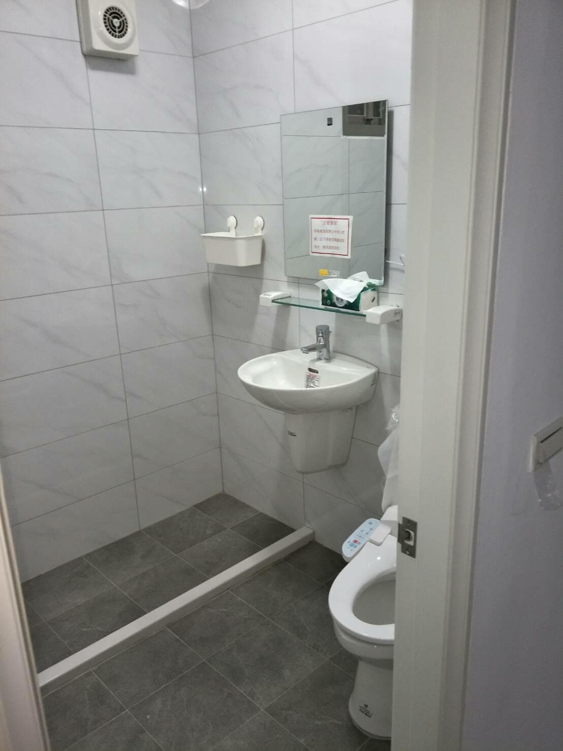 1) 照片顯示一個現代的浴室,包含馬桶、洗手台、鏡子和儲物架