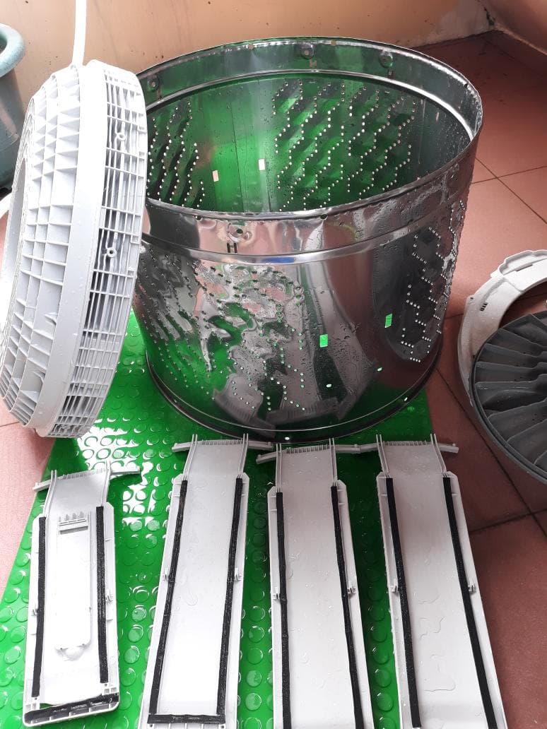 1) 照片顯示一台洗衣機的零件,包括洗衣機的內桶、頂蓋、以及四個長方形的零件