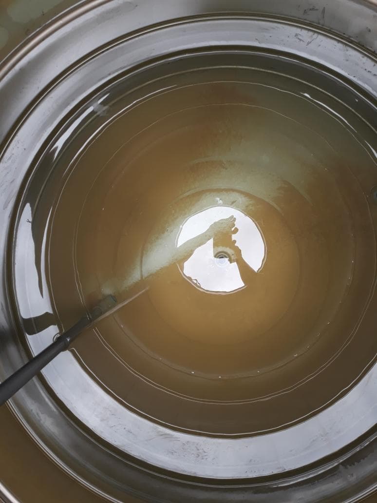 1) 照片顯示一個金屬桶,桶內裝滿水,桶的內部有一個黑色的東西