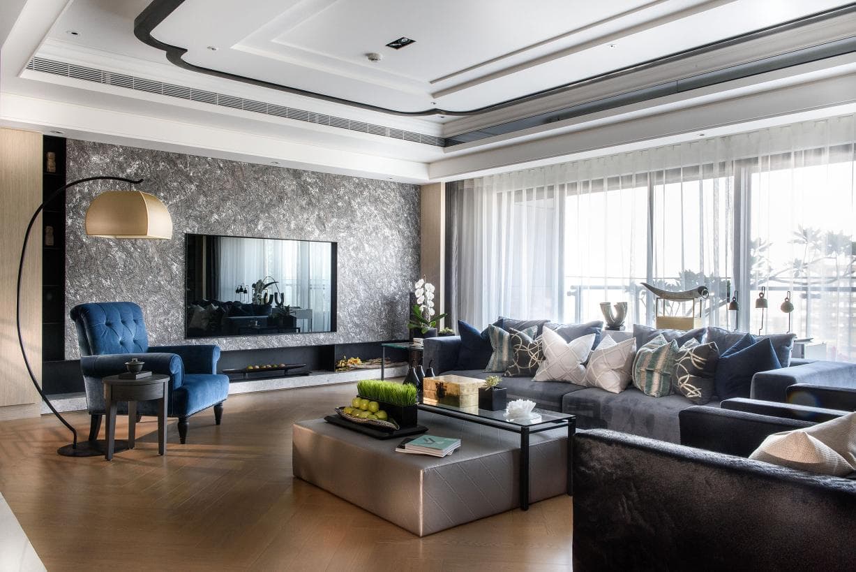 這張「現代客廳」的照片是,一個寬敞的客廳,有大型落地窗,柔軟的沙發和舒適的單人椅,壁爐和電視,以及一個現代化的咖啡桌。