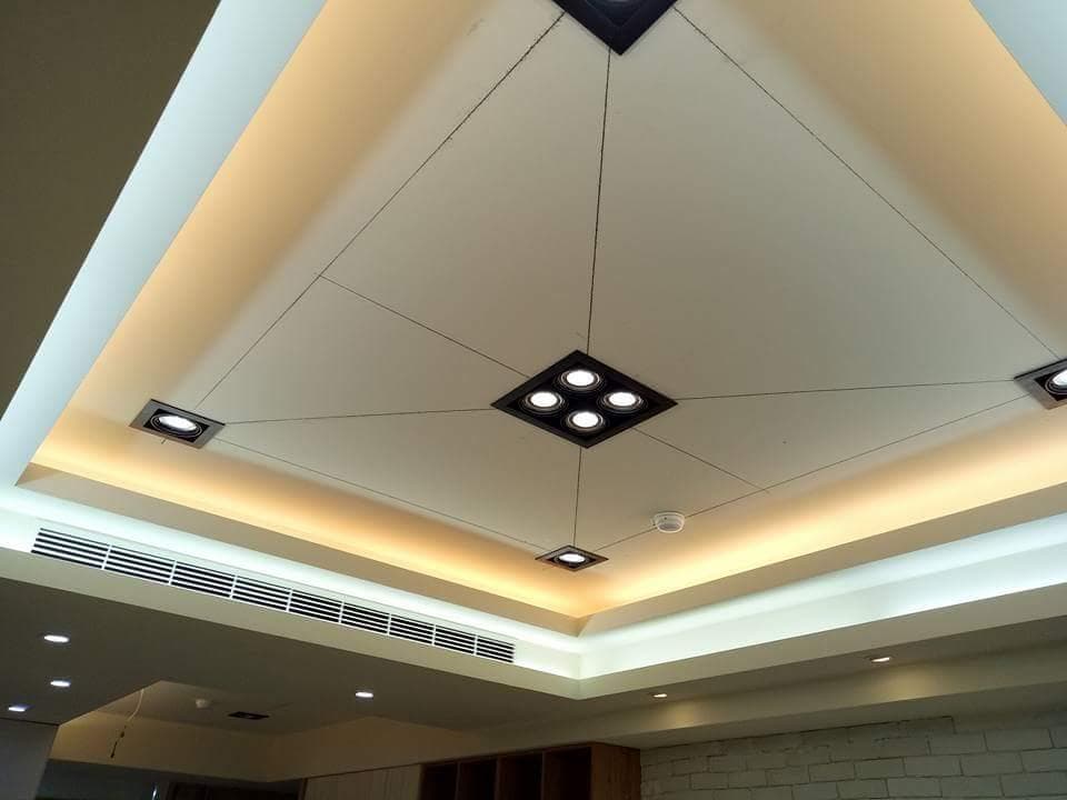 1) 這是一張天花板的照片,天花板上有四盞燈,還有白色的牆壁
