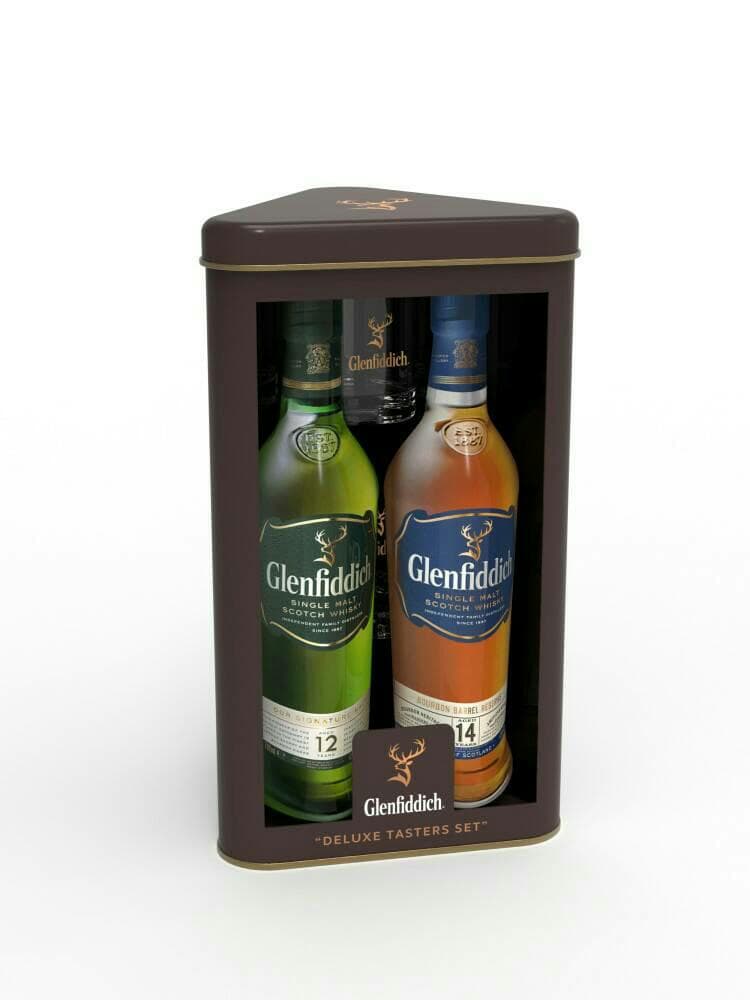 這張照片是一盒格蘭菲迪威士忌禮盒,裡麵包含兩瓶格蘭菲迪單一麥芽蘇格蘭威士忌,分別是12年和14年。盒子是三角形的,正面印著「格蘭菲迪 DELUXE TASTERS SET」字樣。