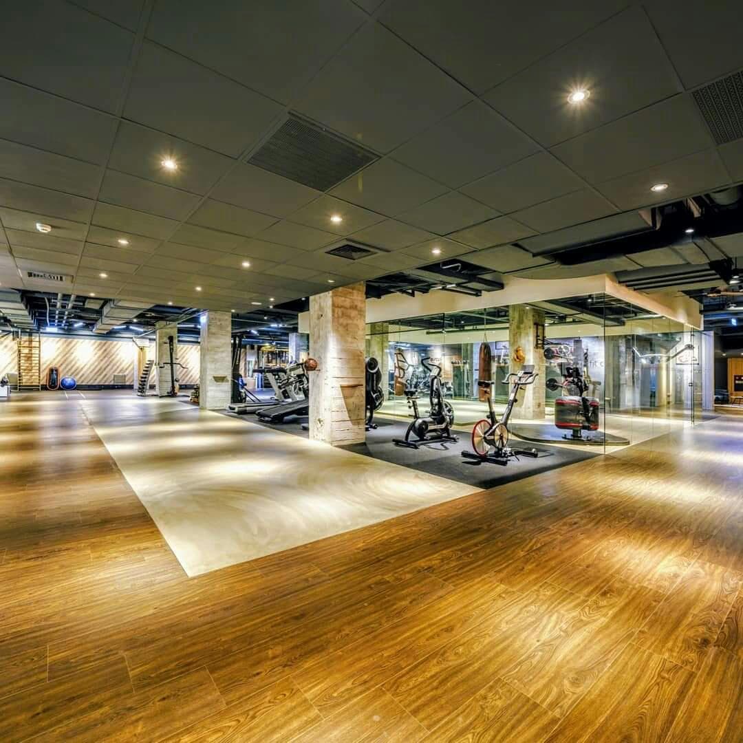 這是一間健身房,健身運動可以增強體能、提升心肺功能,還能改善睡眠品質。想找專業健身教練,快上 PRO360 尋求協助!