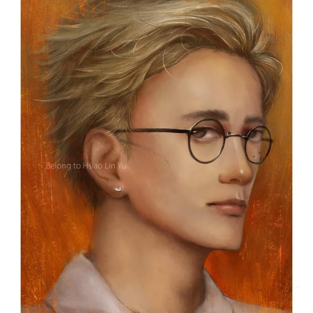 這張照片是一個戴著眼鏡的年輕男性肖像。他的頭髮是淺金色的,眼睛是深棕色的,看起來很友善。他穿著白色襯衫,背景是橘色。