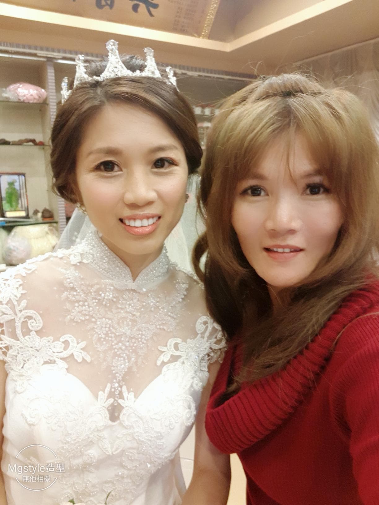 這張「婚紗照」的照片是兩位女性,其中一位穿著白色婚紗,頭戴皇冠,另一位穿著紅色毛衣。