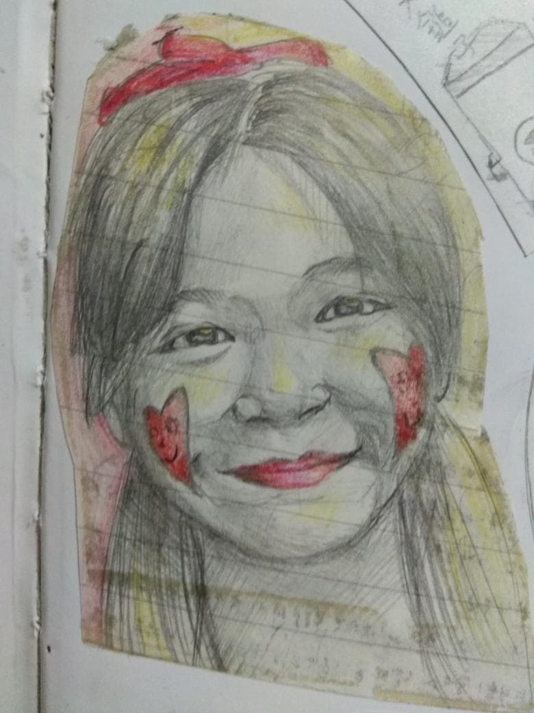 這張照片是一個女孩的素描。她的頭髮很長,戴著一個紅色的蝴蝶結,她微笑著,看起來很開心。