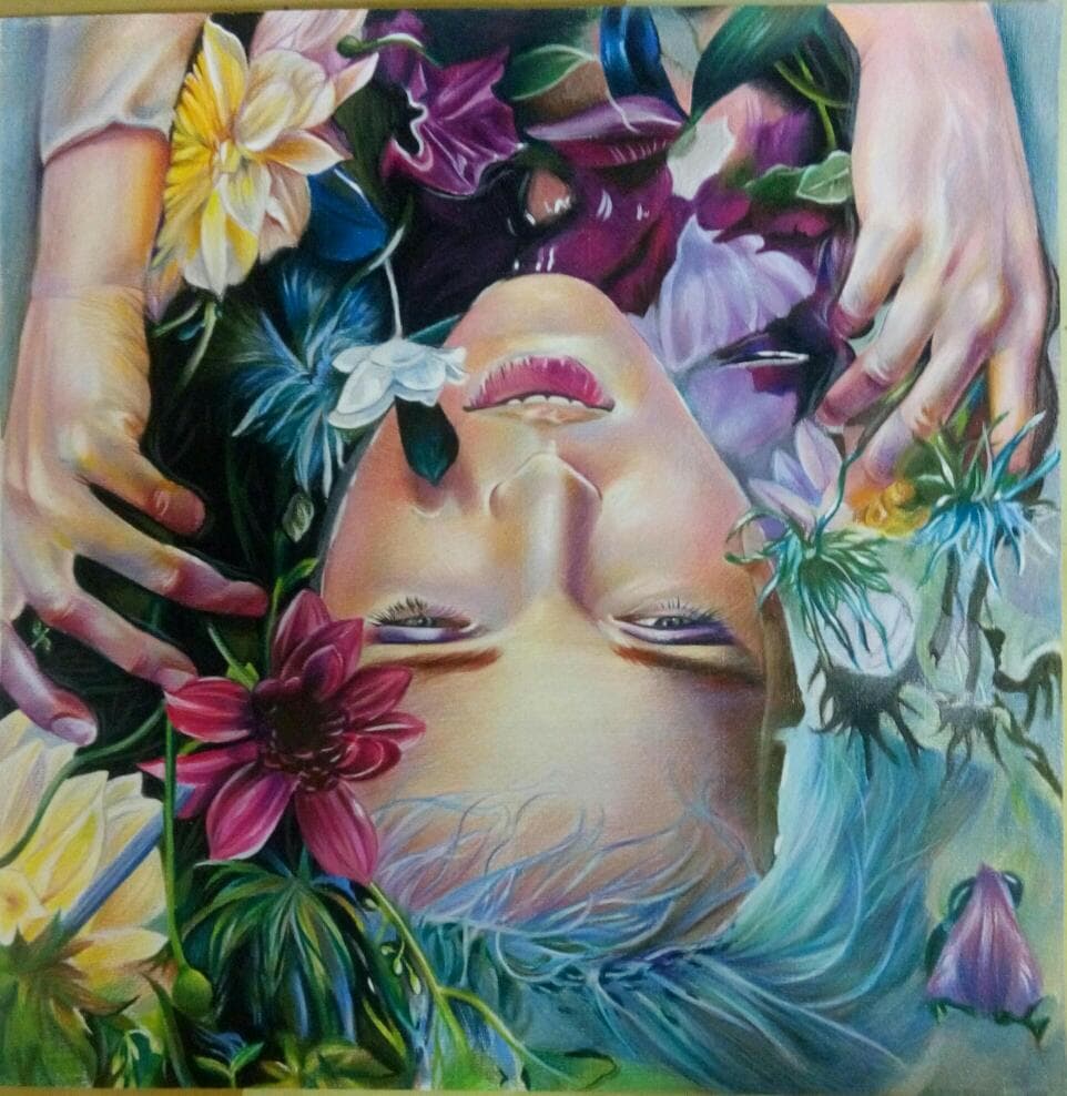 1) 照片顯示一位女性躺在花朵中,閉著眼睛,她的頭髮散落在她周圍