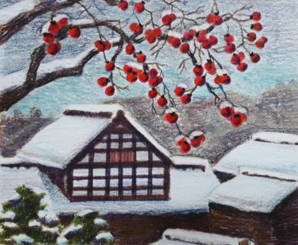 這張照片是一棟傳統日式房屋,屋頂上覆蓋著厚厚的積雪,房屋的結構和窗戶清晰可見,房屋前有一棵樹枝上掛滿了紅色的果實,襯托出冬日雪景的寂靜和美麗。