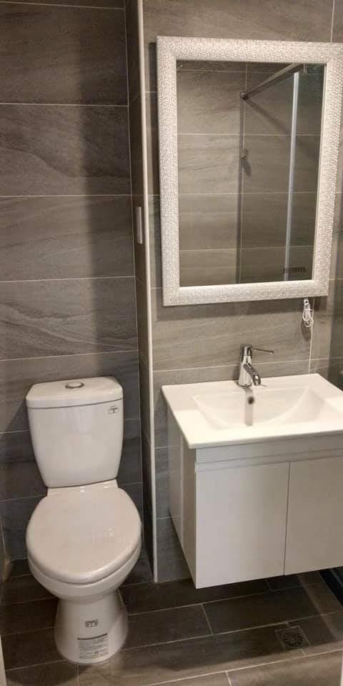 1) 照片中顯示一個帶有洗手台和鏡子的浴室