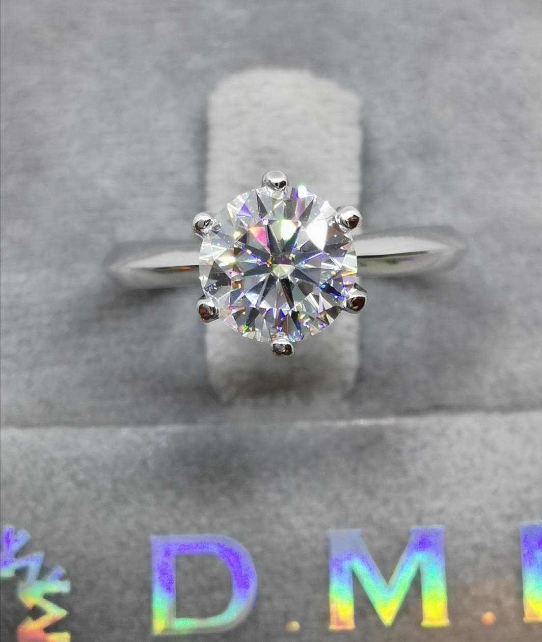 1) 照片中是一枚鑲嵌在銀色戒指上的圓形鑽石