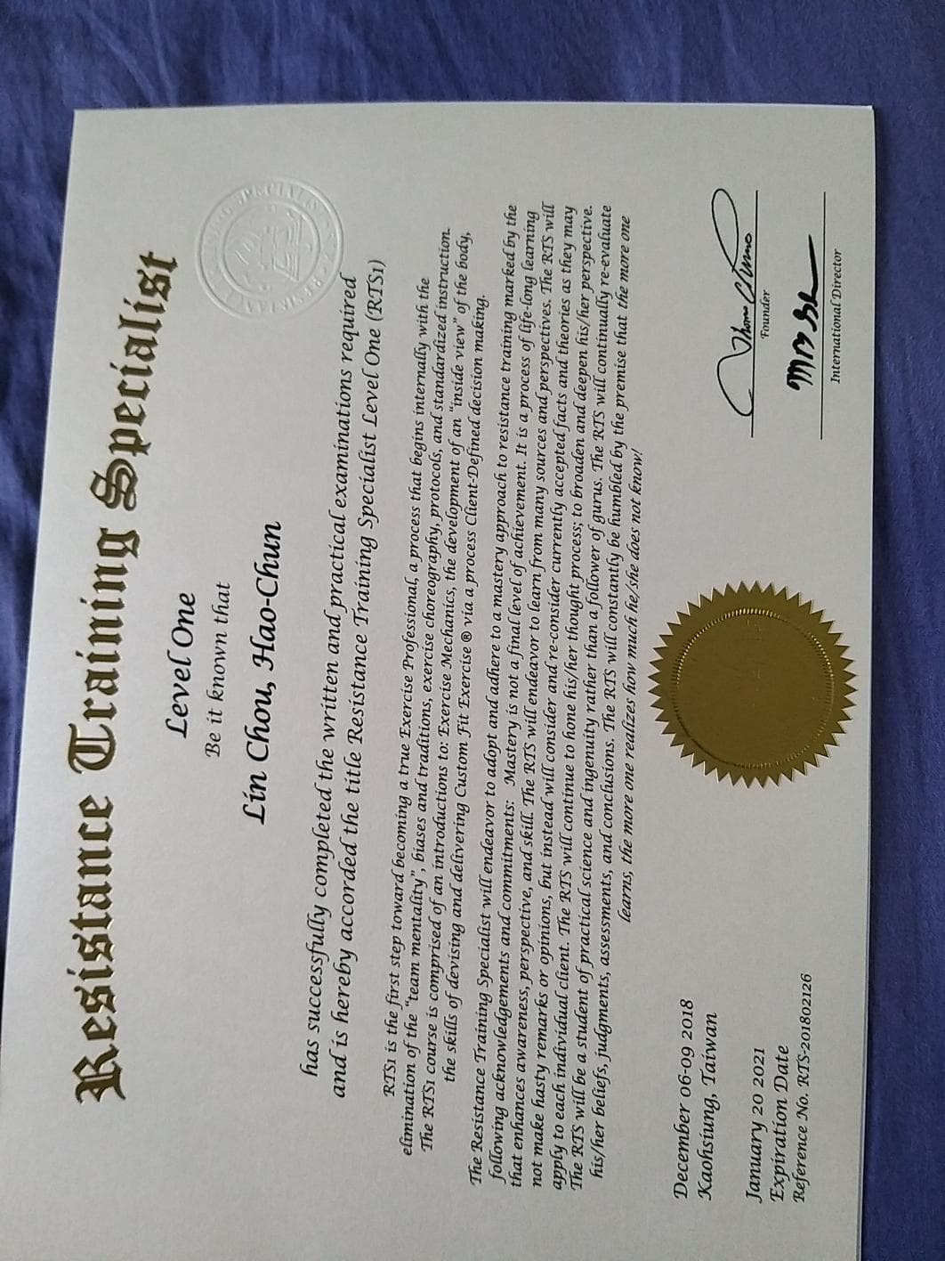 這張照片是一張證書,主要部分是證書的標題:阻力訓練專家。 證書上寫著「林浩淳」,並表明他已成功完成阻力訓練專家一級課程。