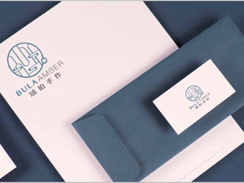 這張照片是兩個信封和一張卡片,卡片上有「BULA AMBER 琥珀手作」的字樣和一個圓形圖案。