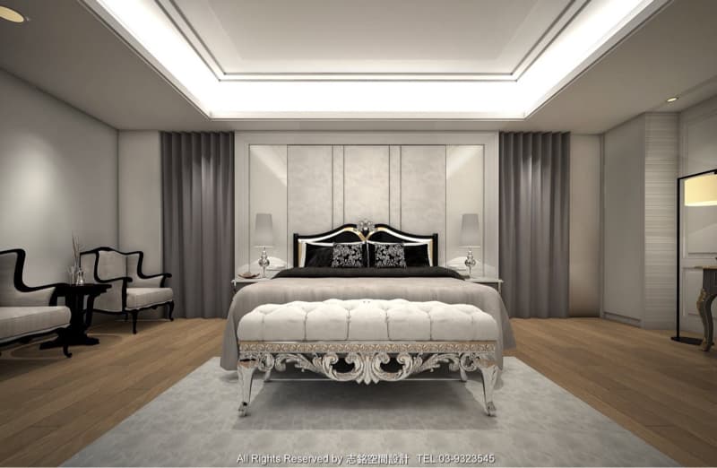 這張照片是一間豪華的臥室,最重要的是那張精緻的床。床頭板雕刻精緻,床罩和枕頭都以高貴的絲綢材質製成,床鋪的顏色和質地展現出奢華感,令人目眩神迷。