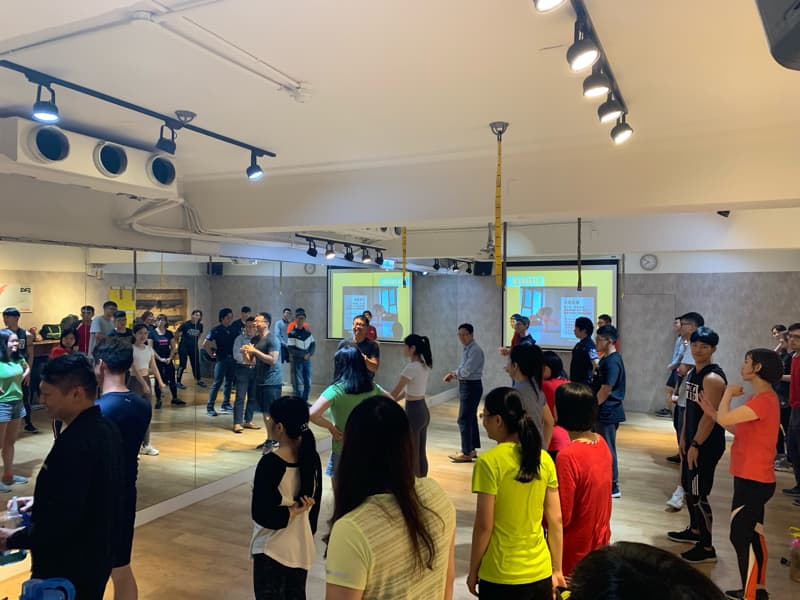 這是一堂舞蹈課。跳舞可以增強心肺功能,改善體態,提升協調性。想學習舞蹈嗎?快上PRO360尋找合適的舞蹈老師吧!