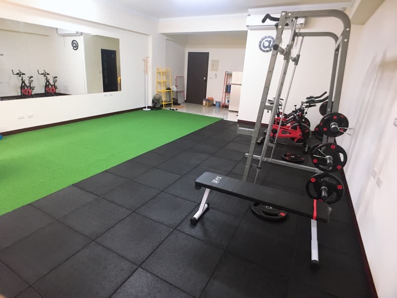 這張圖片是關於重量訓練的。重量訓練可以增強肌肉力量和耐力,促進新陳代謝,改善骨骼健康。想學習重量訓練,可以到PRO360尋找專業教練。