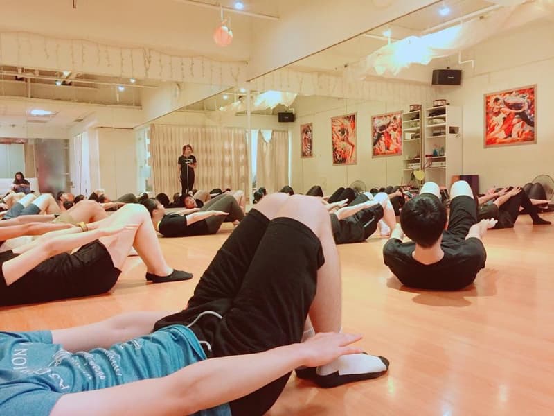 這是一張瑜珈的照片。瑜珈可以增強柔軟度、平衡感和力量,促進身心健康。想找瑜珈老師嗎?快上 PRO360 找吧!