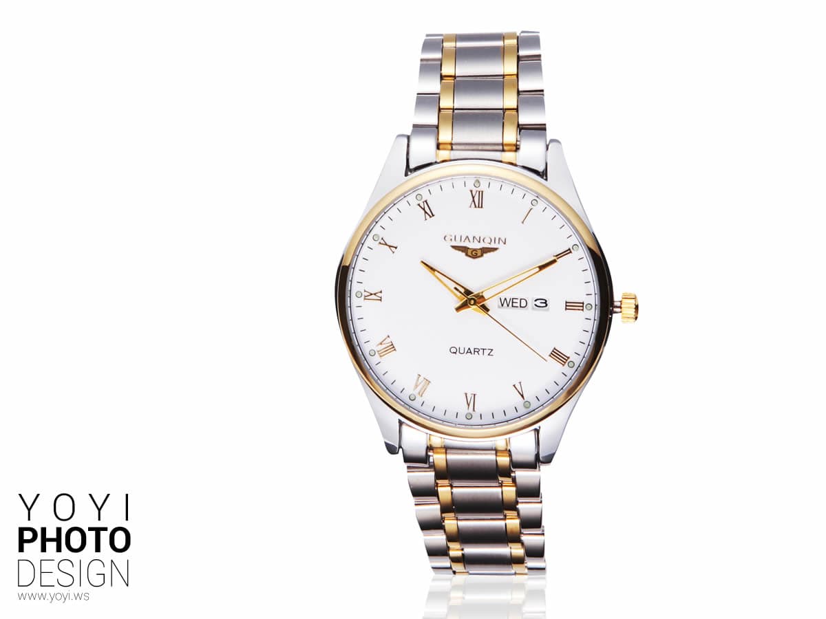 這張「手錶」的照片是,一隻金屬錶帶的石英錶,錶盤是白色,顯示星期和時間。