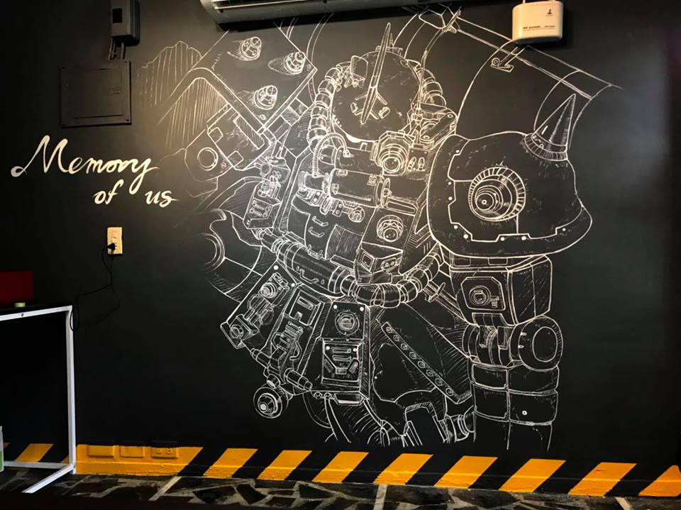 這張「機器人」的照片是一個用白粉筆畫在黑板上,並且寫著 Memory of us 的機器人圖。