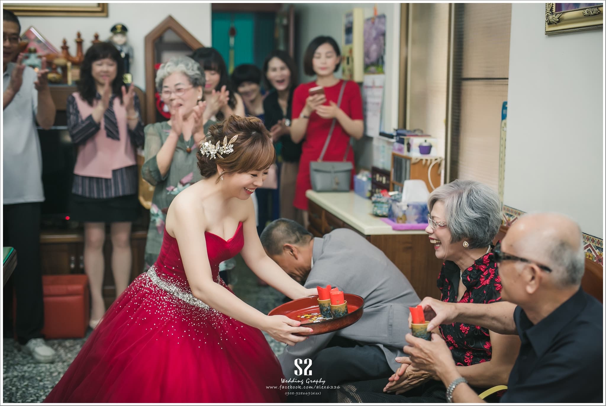 這張照片是一個婚禮儀式,其中最重要的是新娘穿著紅色禮服,她正準備舉行傳統的儀式。