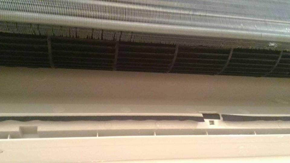 1) 照片顯示一個空調機組的正面,可以看到空調的風扇葉片和濾網