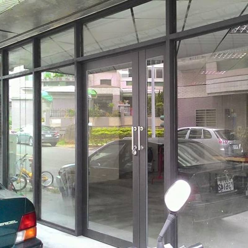 1) 照片顯示一間有玻璃門和窗戶的建築物