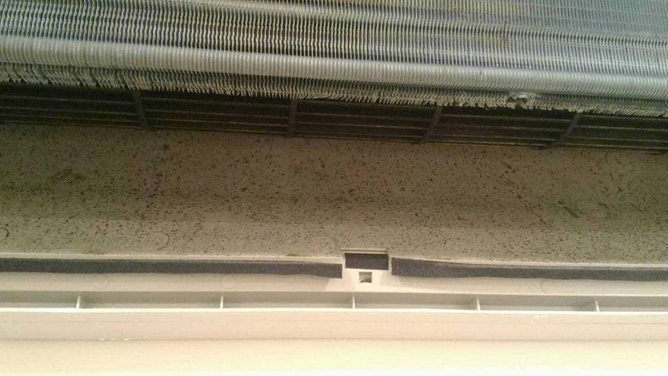 1) 照片顯示一個空調機組的外部,灰塵累積在空調機組的表面