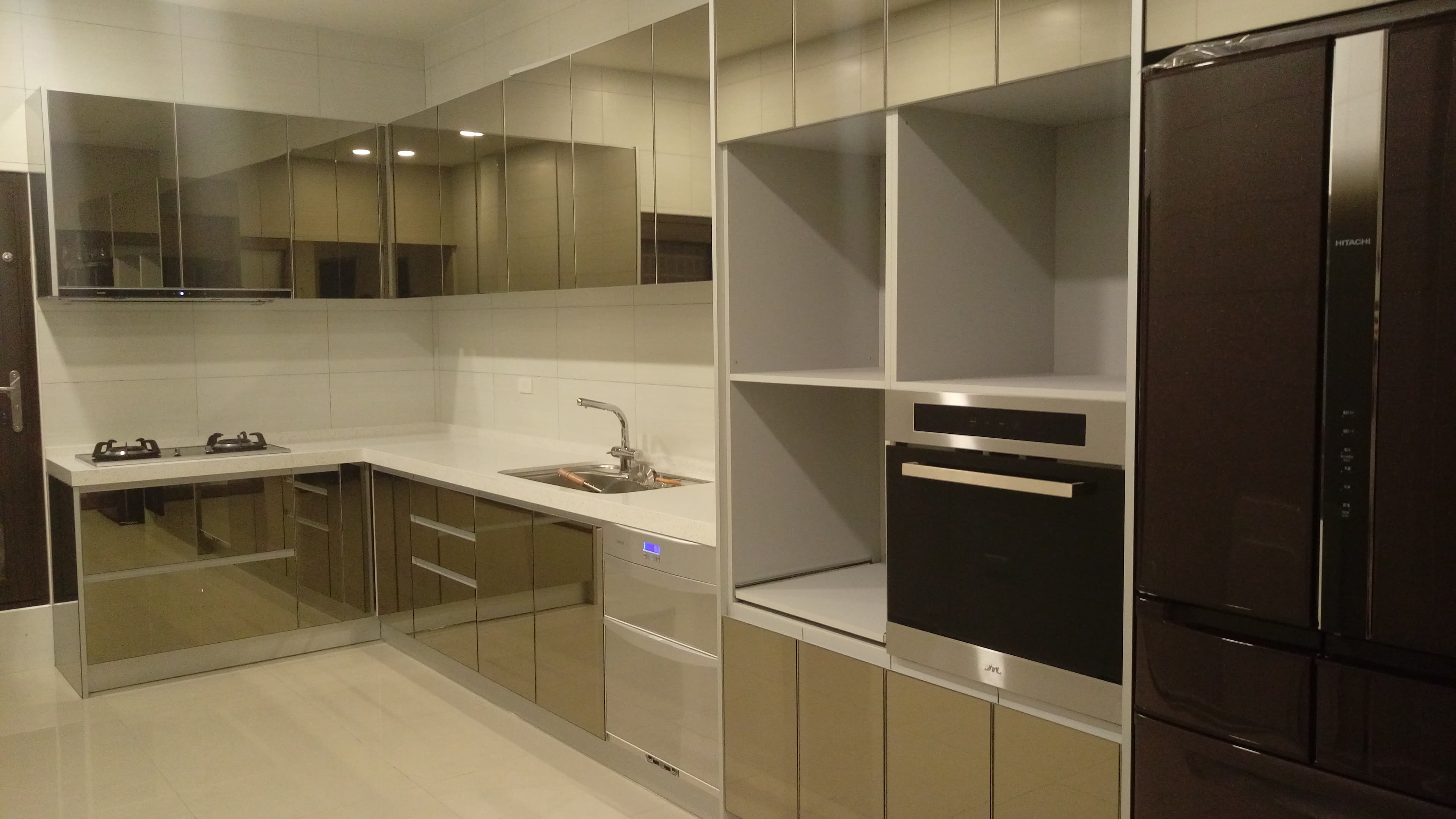 這張照片是一個現代化的廚房,最重要的是烤箱。烤箱是銀色的,有黑色的玻璃門,看起來很高級。