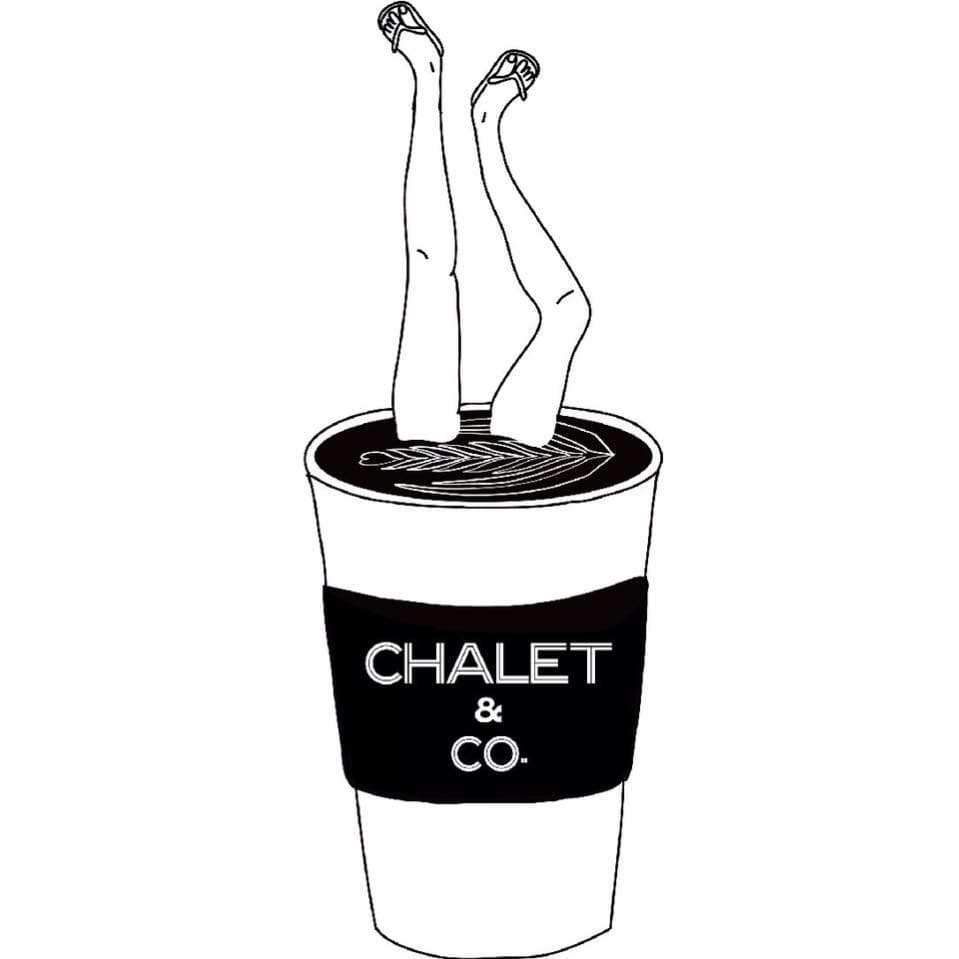 1) 照片中是一杯裝滿咖啡的紙杯,上面有一雙腳,腳丫伸出紙杯,杯子上印著“CHALET & CO.”字樣