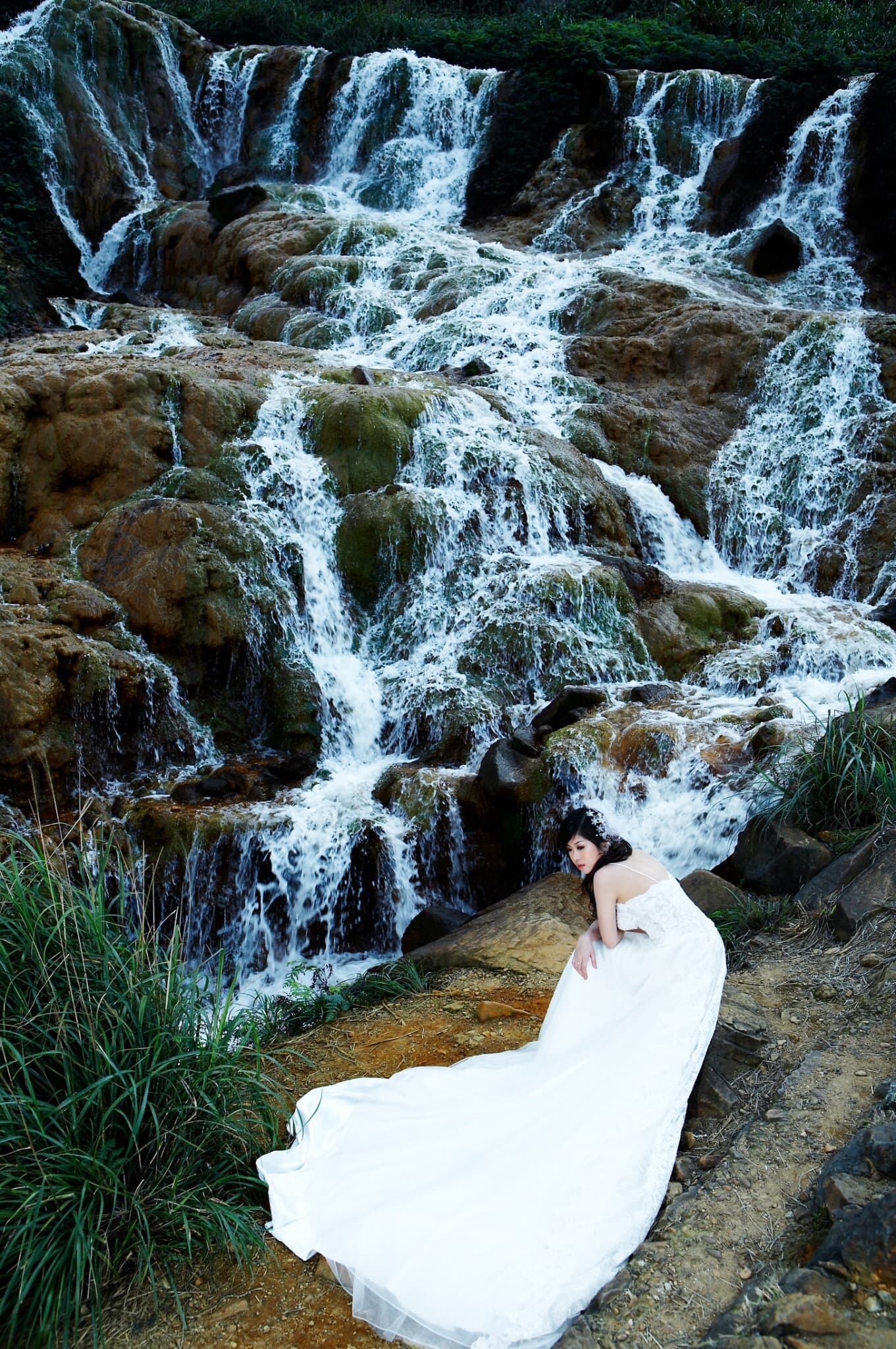這張「瀑布和新娘」的照片是新娘站在瀑布前,穿著白色的婚紗。