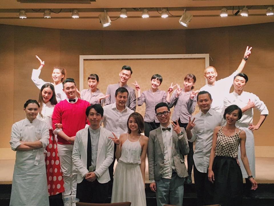 這張照片是一群朋友聚會,他們看起來都很開心,而且相處融洽。 他們在一個明亮的房間裡,背景是淺色的牆壁,讓整體畫面看起來很清新。