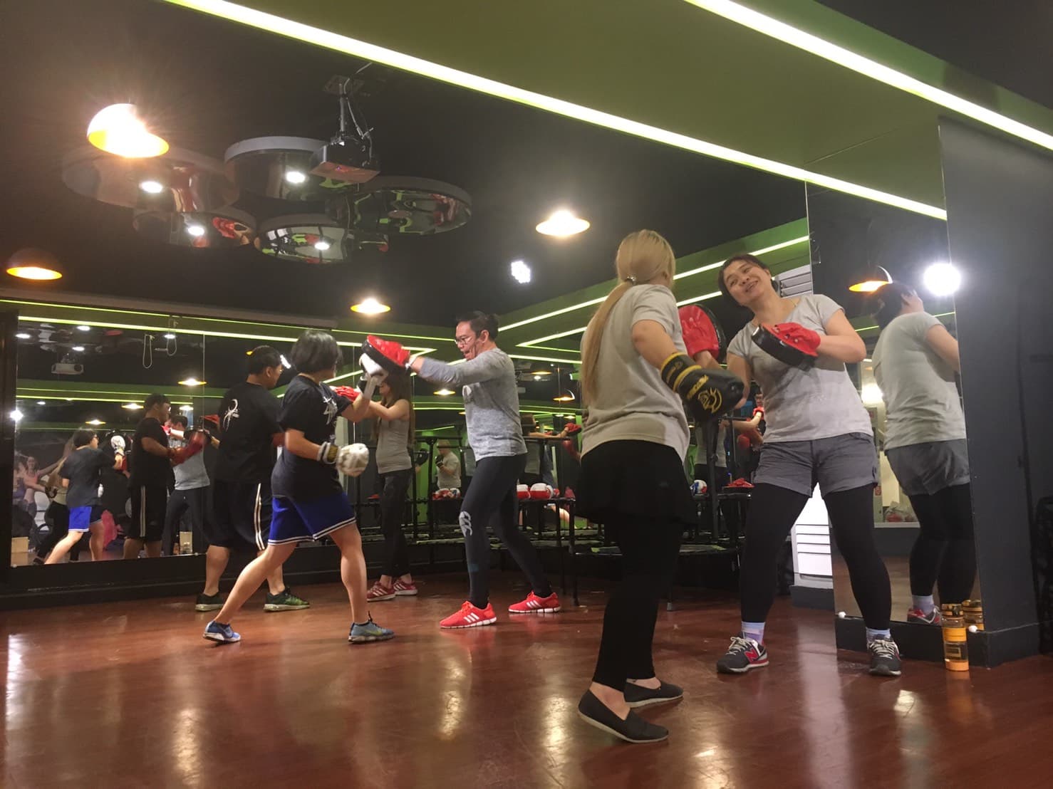 這張照片是關於拳擊運動的。拳擊能增強心肺功能、改善體能,並提升協調性。想學習拳擊,可以到PRO360尋找專業教練!