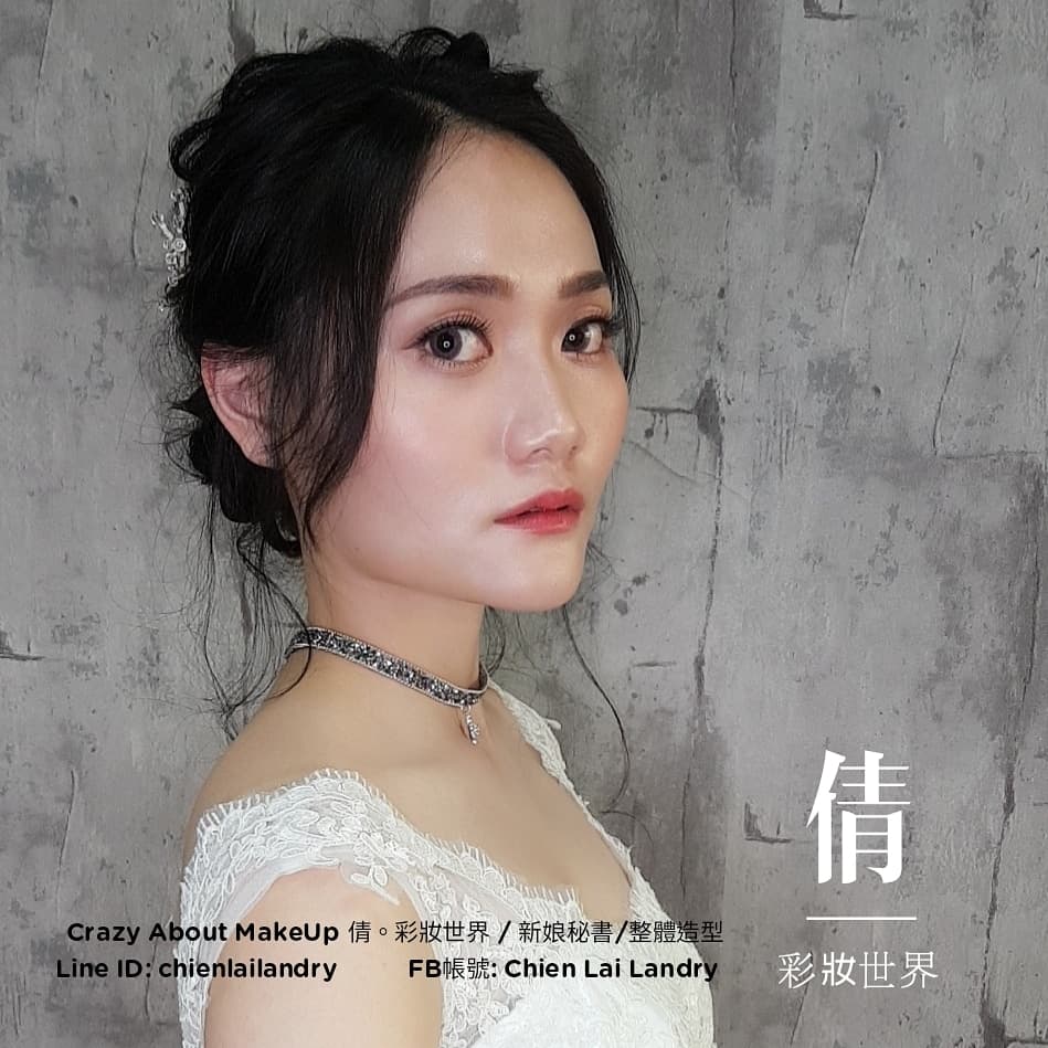 這張「婚紗照」的照片是一位穿著白色婚紗的女性,她看起來非常優雅美麗。