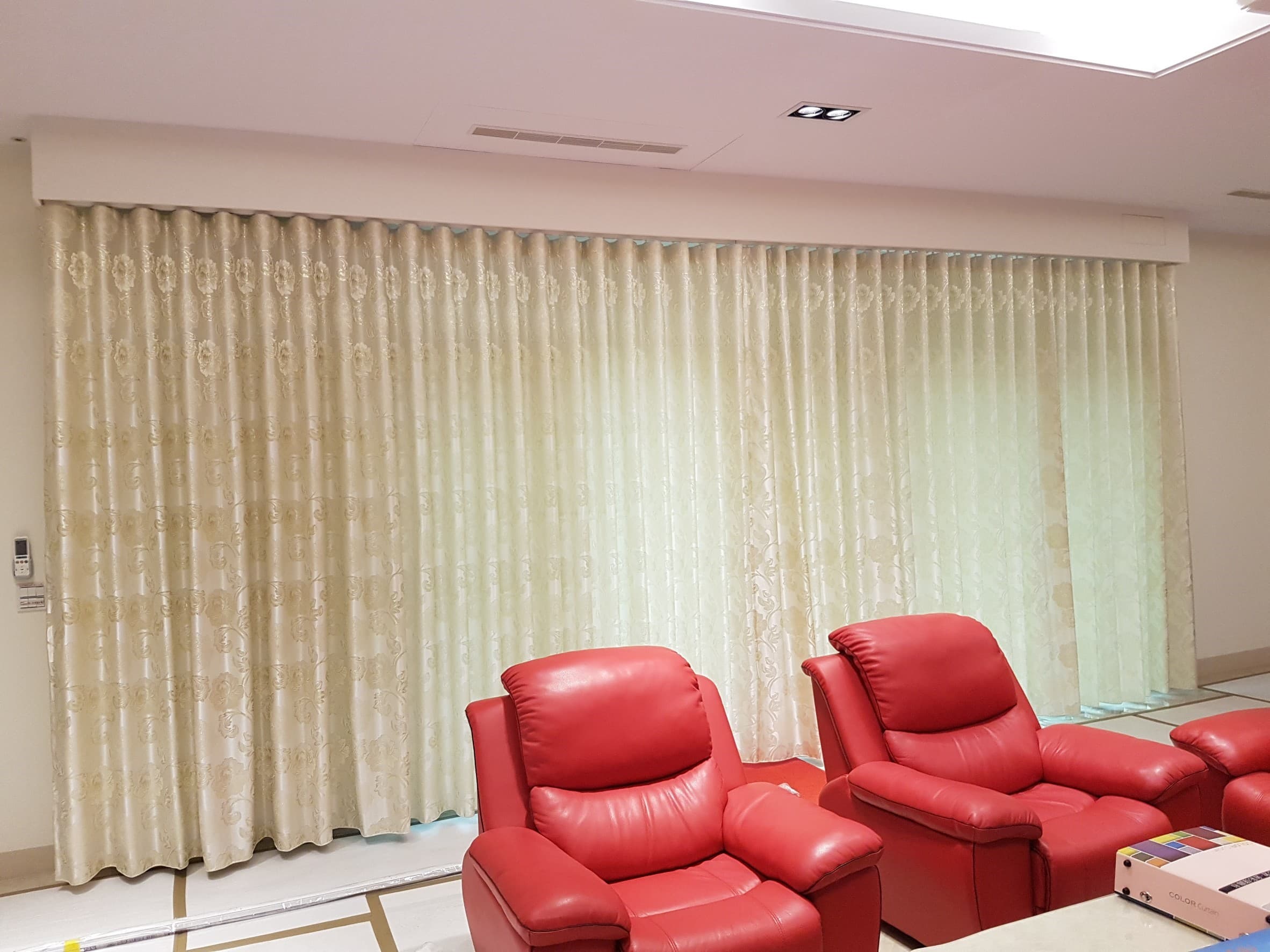 1) 照片顯示一個房間,房間裡有一扇窗戶,窗戶上掛著白色蕾絲窗簾