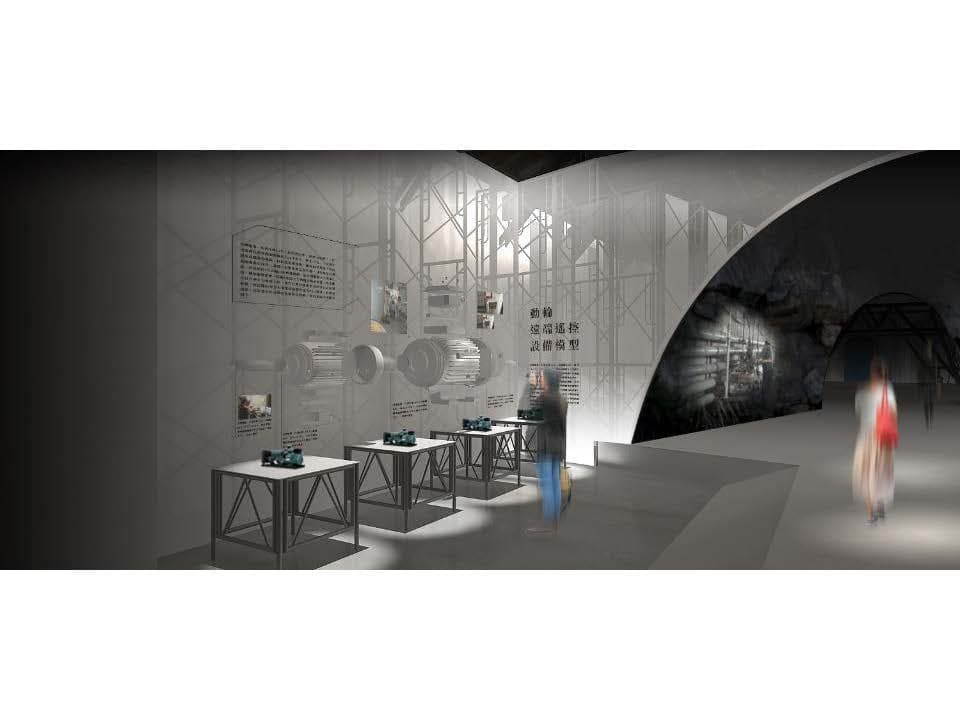 這張「展覽空間」的照片是,一個簡單的展覽空間,中間有幾張桌子,上面放著展品,牆上掛著展覽的說明。背景是一個有弧度的牆面,牆上有一個黑色的洞。