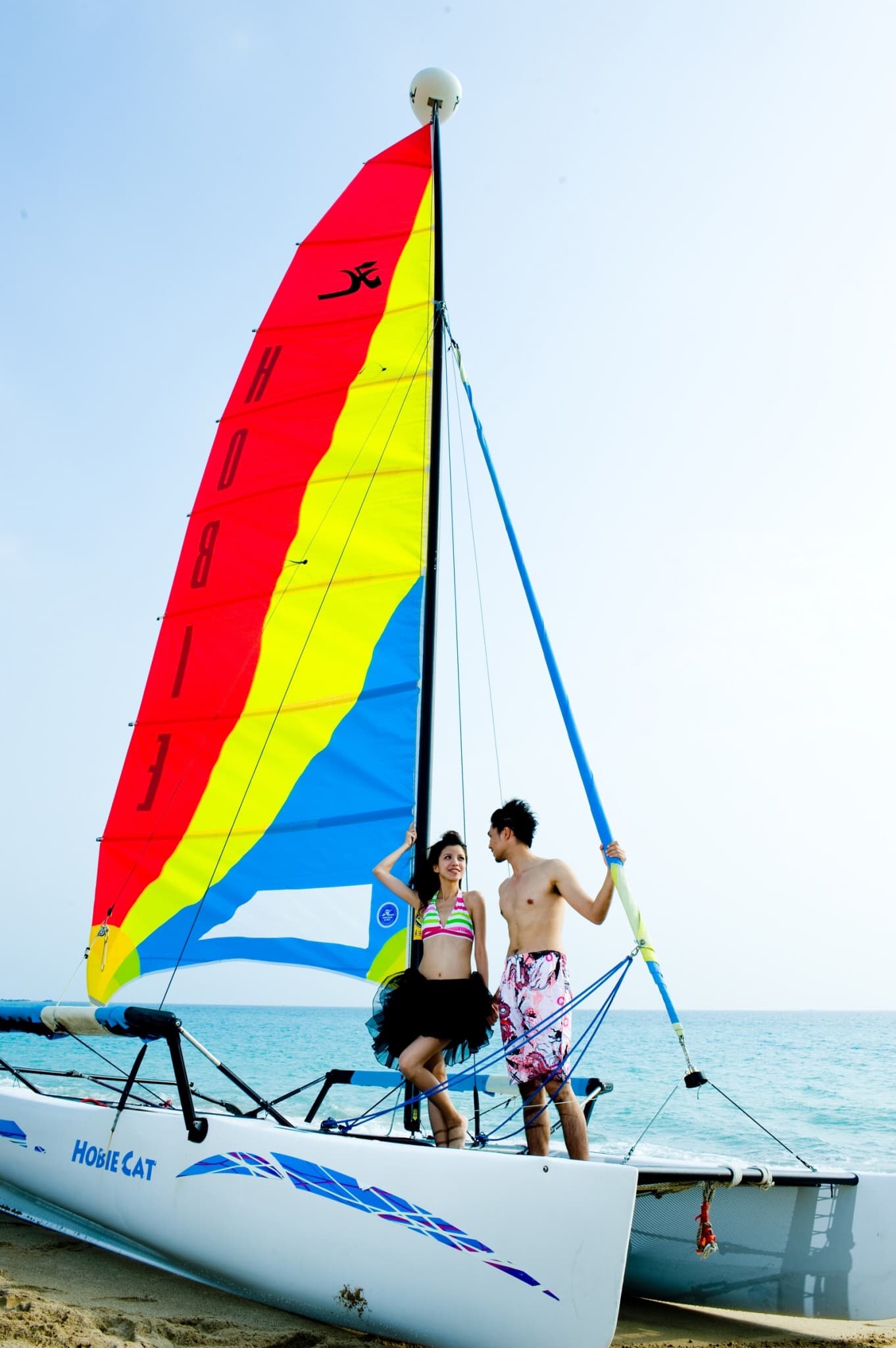 這張「帆船」的照片是兩個人在海邊玩帆船,他們看起來很開心。