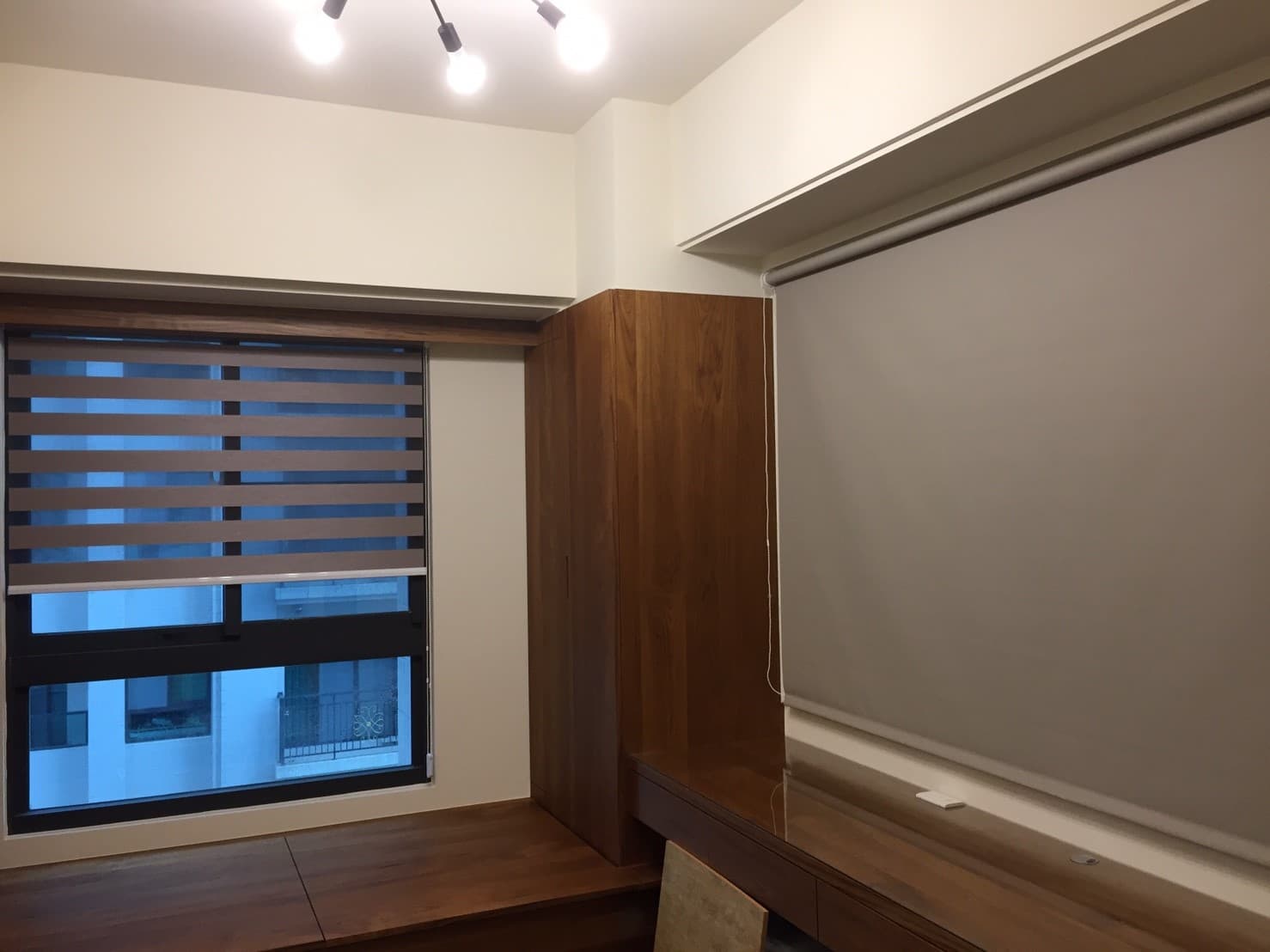 1) 照片顯示一個房間的窗戶