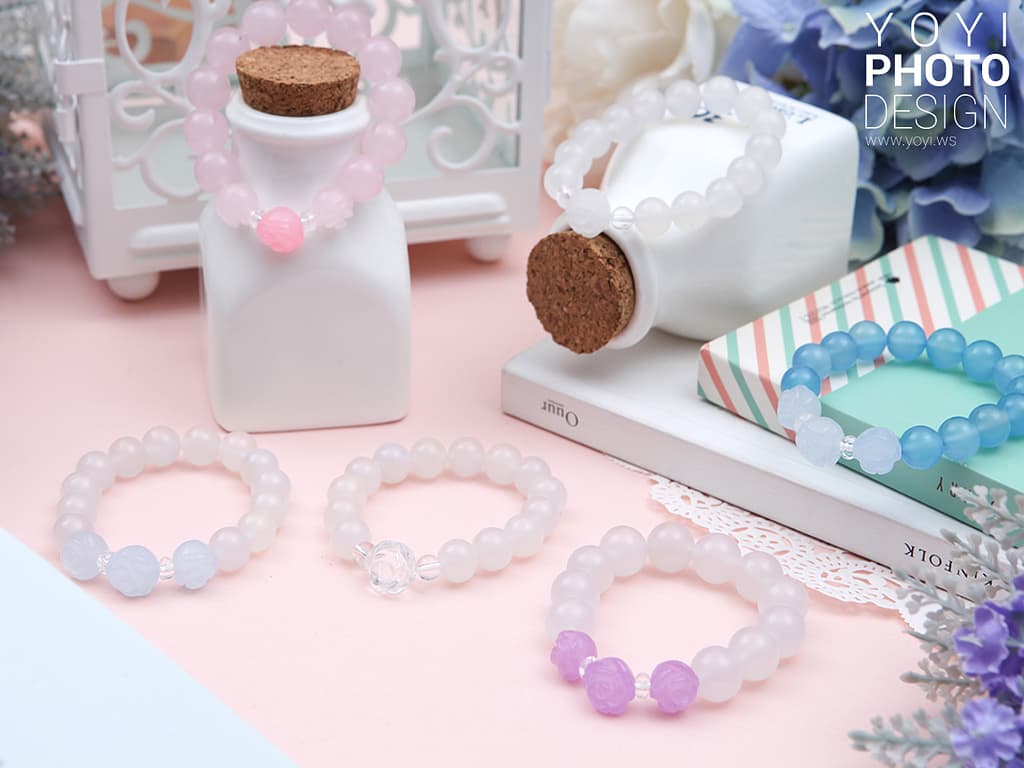 這張照片是幾條不同顏色的手鍊,每條手鍊都是由許多顆小珠子串成。