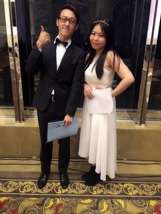 這張「男女合照」的照片是一對情侶,男生穿著西裝,女生穿著白色禮服。