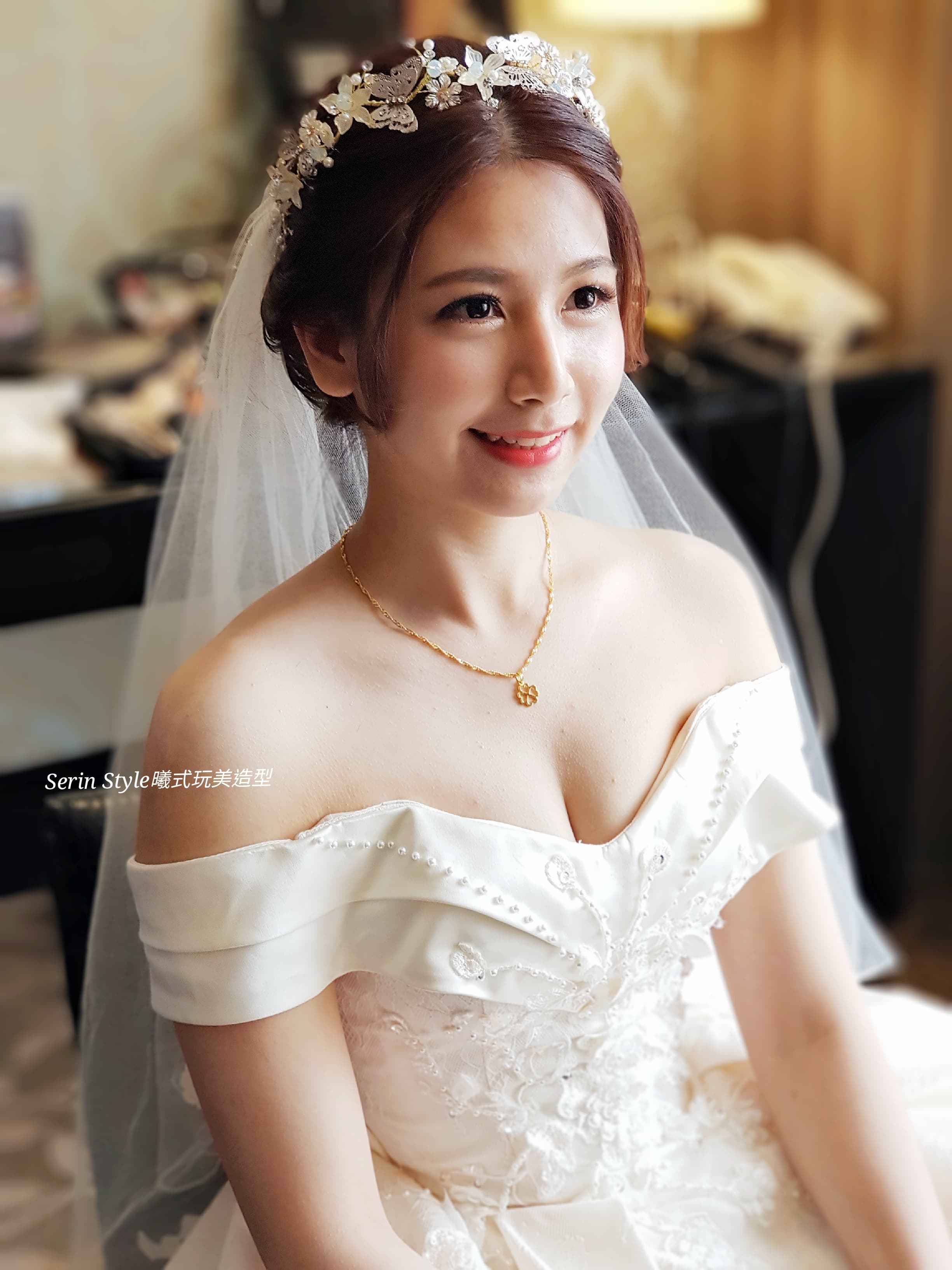 這張照片是一名穿著婚紗的新娘,她戴著頭紗,頭上還戴著閃亮精緻的皇冠,看起來非常漂亮。