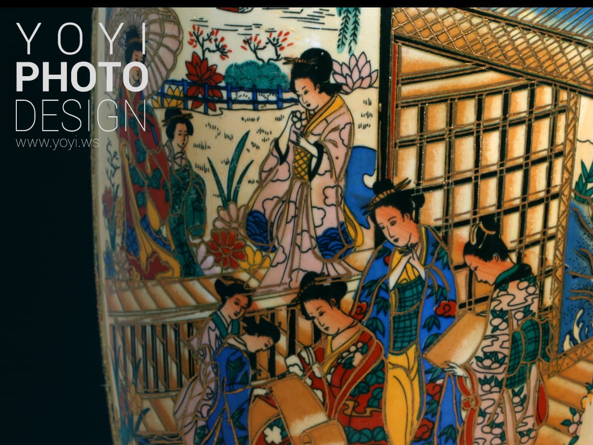 這張照片是一件精緻的瓷器,上面繪有五位身穿傳統服飾的女性,背景是一座精美的建築物,並點綴著鮮豔的花朵和樹木。