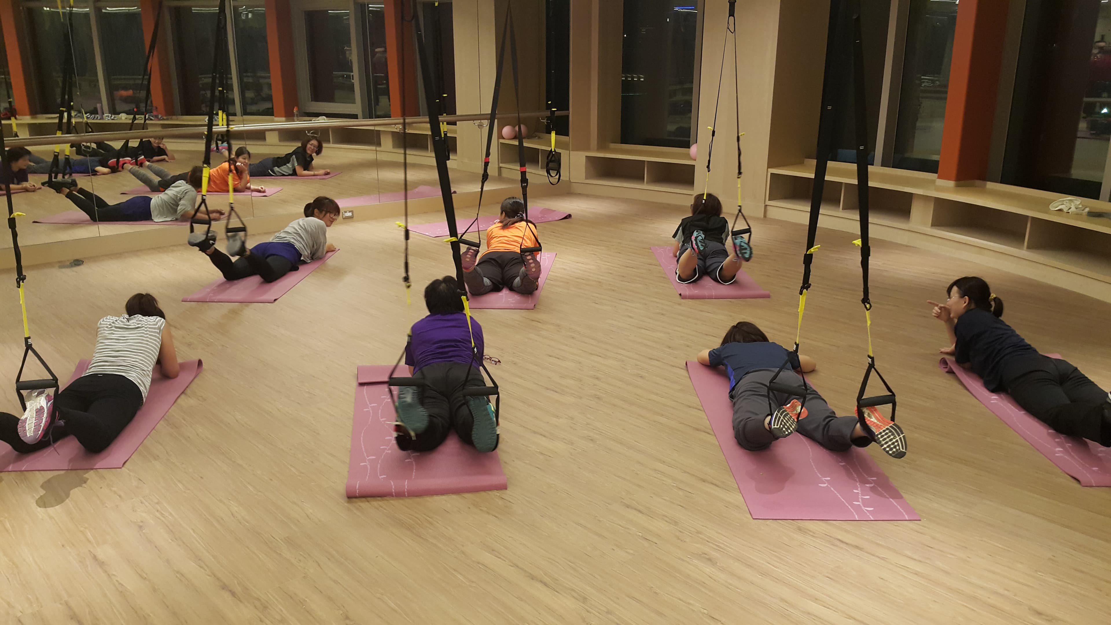 這張照片是關於懸吊訓練。懸吊訓練可以強化核心肌群、改善平衡感和協調性,還能燃燒脂肪和增強肌肉耐力。 想嘗試懸吊訓練嗎?快上 PRO360 尋找專業教練吧!