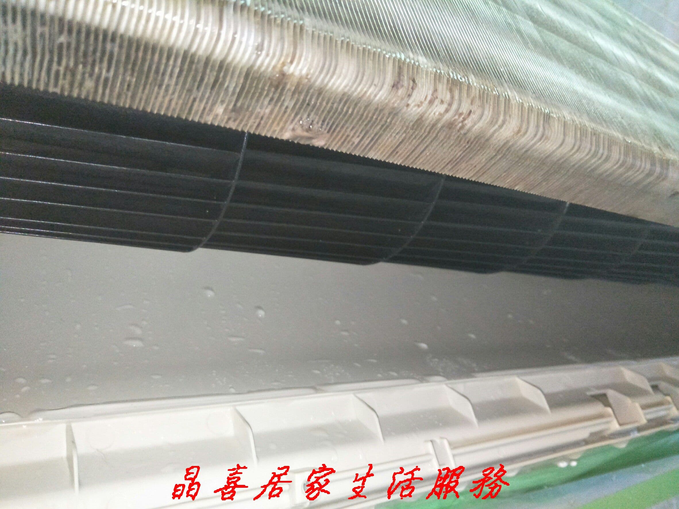 1) 照片顯示一台髒兮兮的冷氣機,冷氣機的濾網上佈滿灰塵