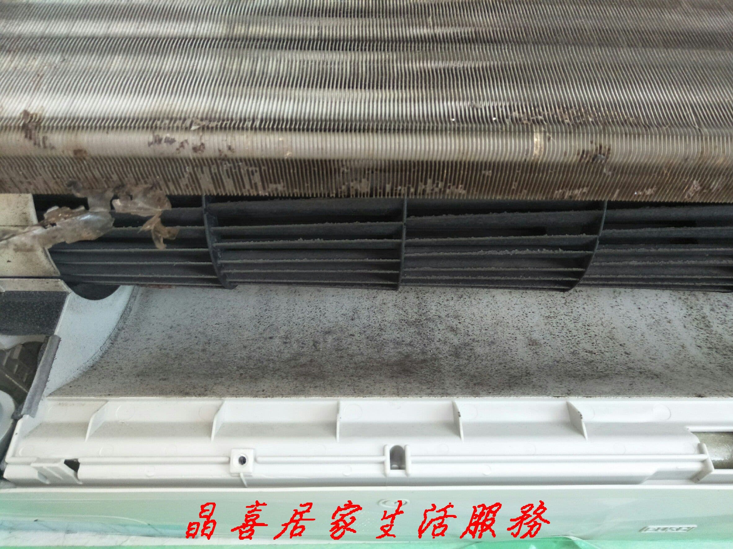 這張照片是一台冷氣機,它的濾網非常髒,需要清潔。
