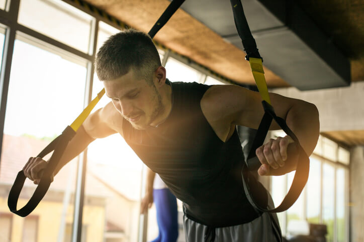 TRX懸吊訓練不僅是各種健身狂人的最愛，也能一次性訓練全身上下的肌肉，讓身體線條更勻稱。