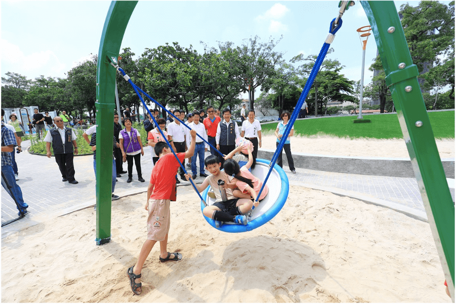 台中豐樂雕塑公園：人工皮草盡情滾